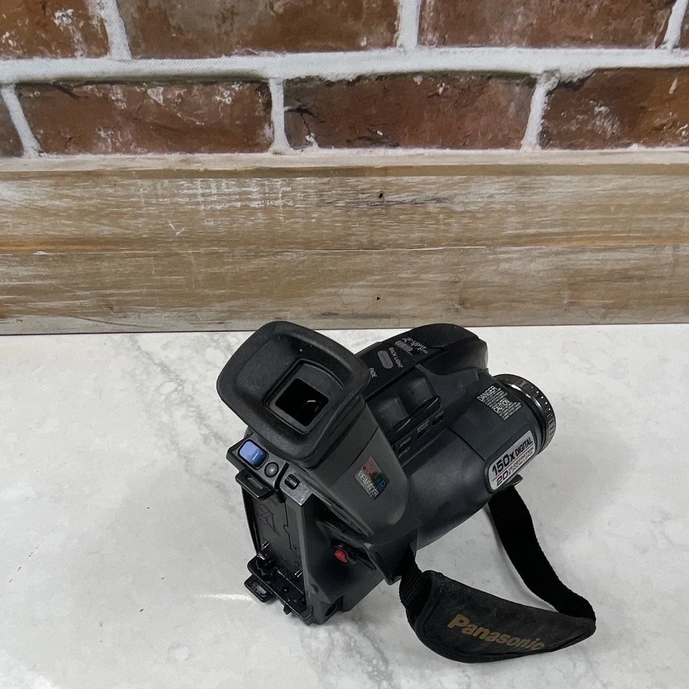 Panasonic Palmcorder PV-D301D VHS-C Camcorder 20x/150x IS Light Mic Black